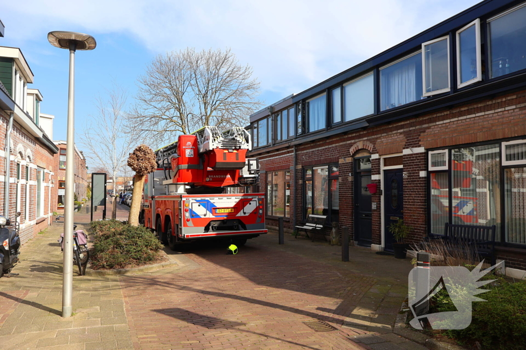 Brandweer blust brand in woning
