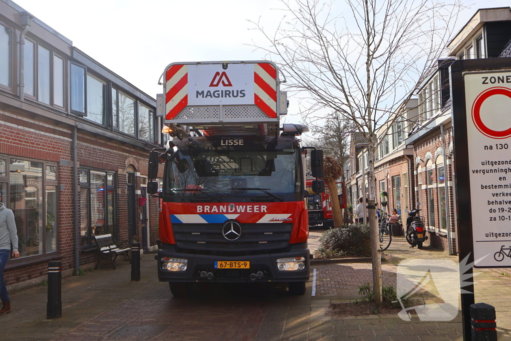 Brandweer blust brand in woning
