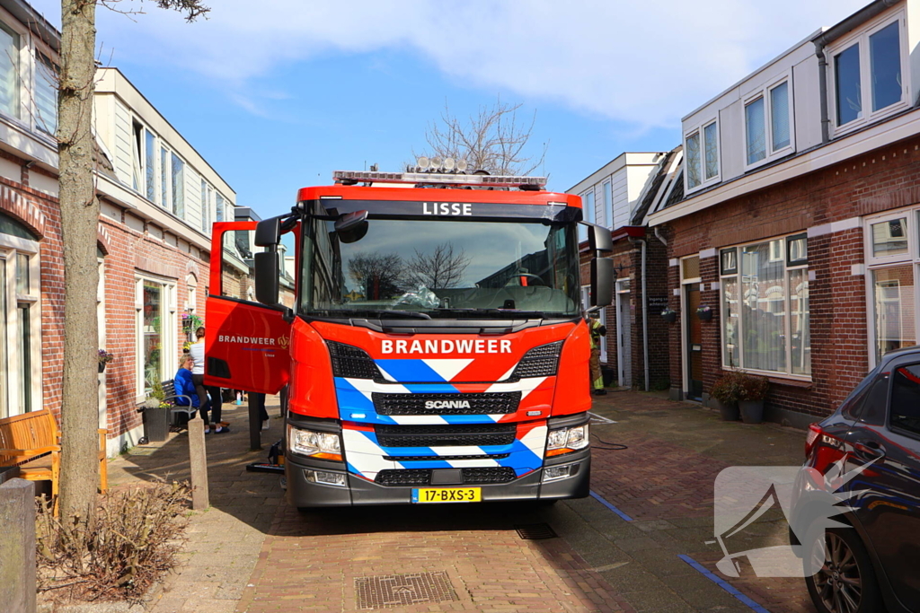 Brandweer blust brand in woning
