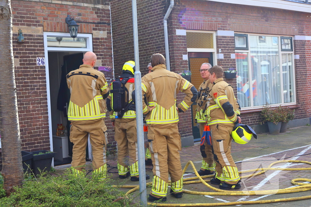 Brandweer blust brand in woning