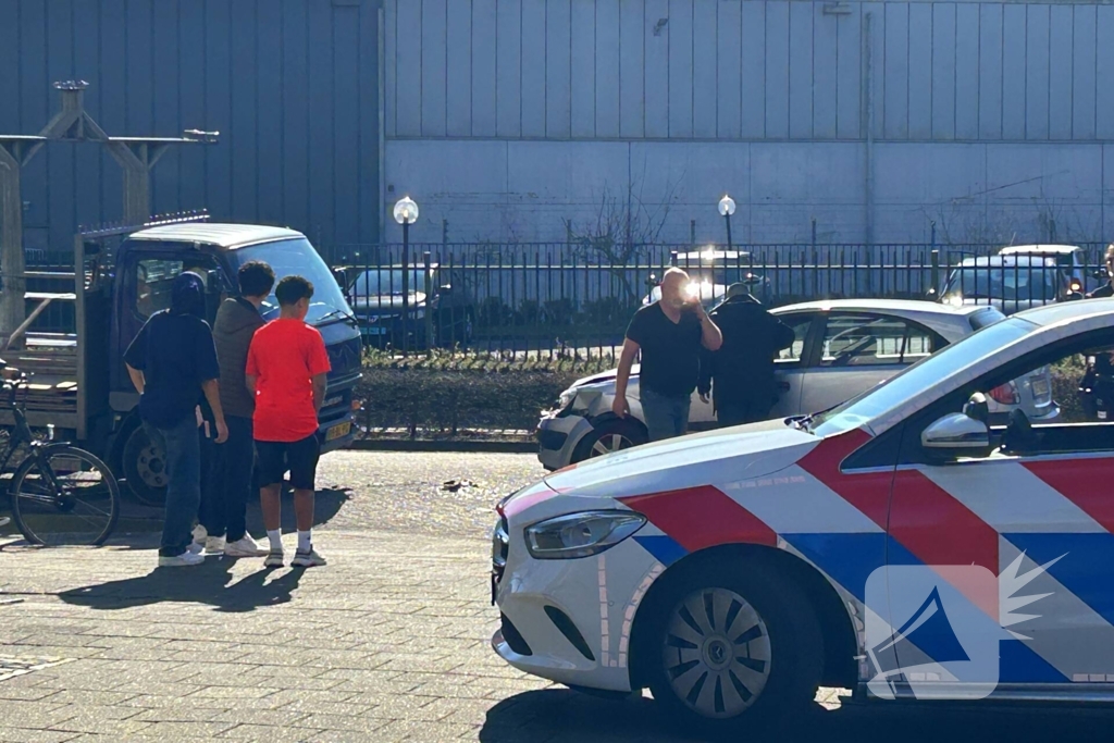 Ongeval tussen personenauto en vrachtwagen met open laadbak