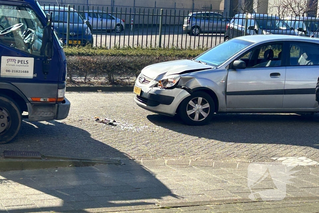 Ongeval tussen personenauto en vrachtwagen met open laadbak