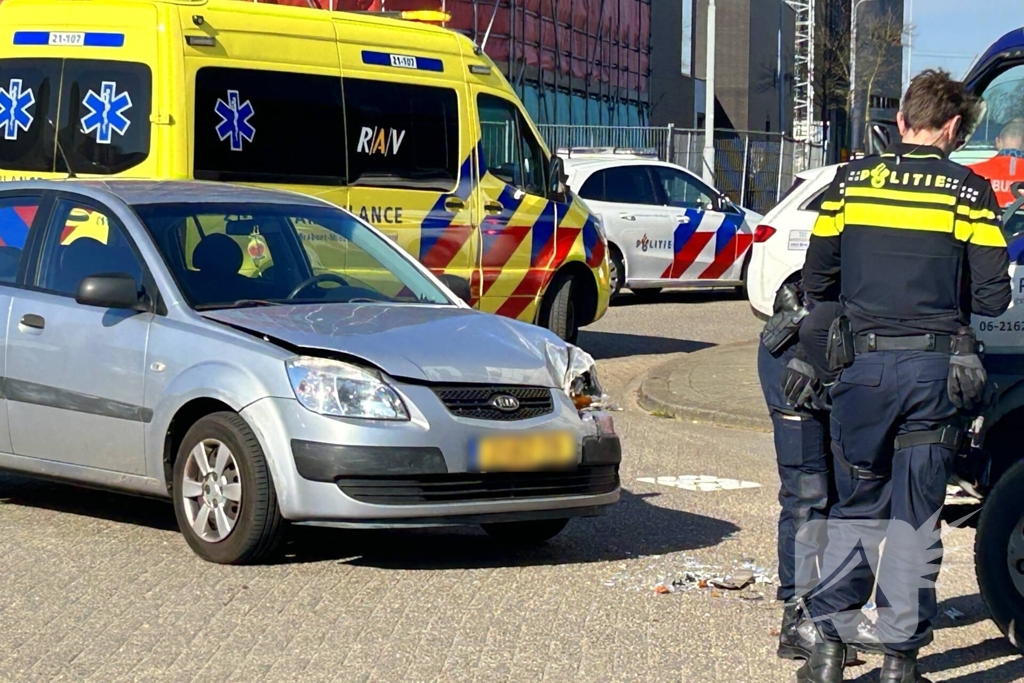 Ongeval tussen personenauto en vrachtwagen met open laadbak