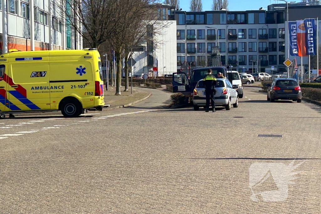 Ongeval tussen personenauto en vrachtwagen met open laadbak