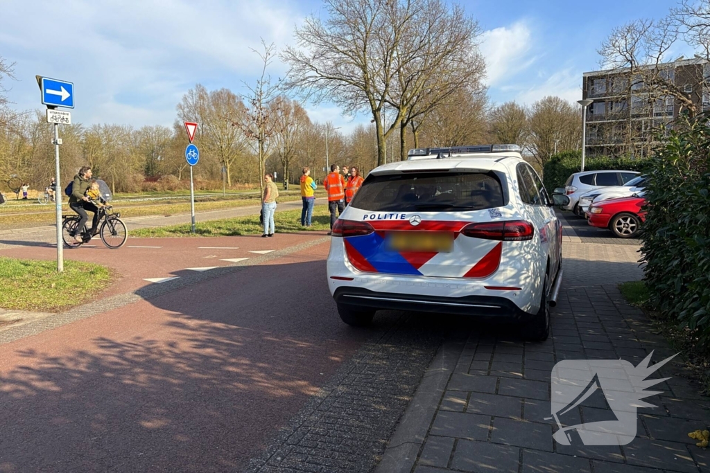 Fietser en automobilist botsing met elkaar