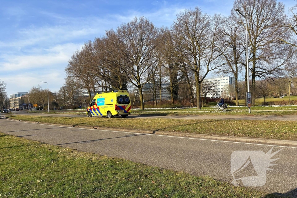 Fietser en automobilist botsing met elkaar