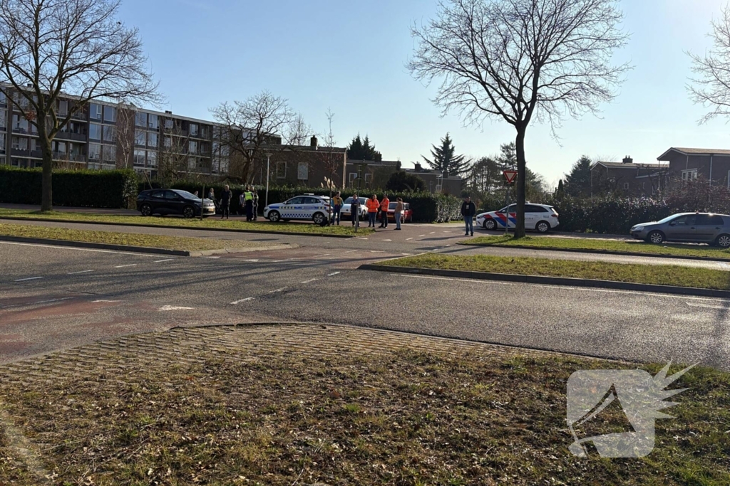 Fietser en automobilist botsing met elkaar