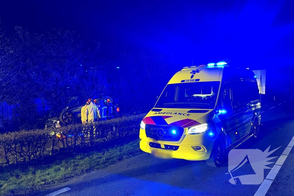 Gewonde nadat auto op kop belandt door uitwijkmanoeuvre