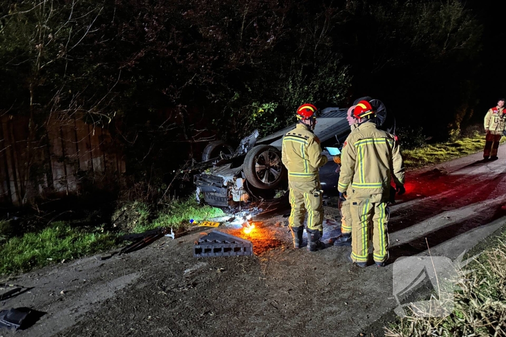 Gewonde nadat auto op kop belandt door uitwijkmanoeuvre