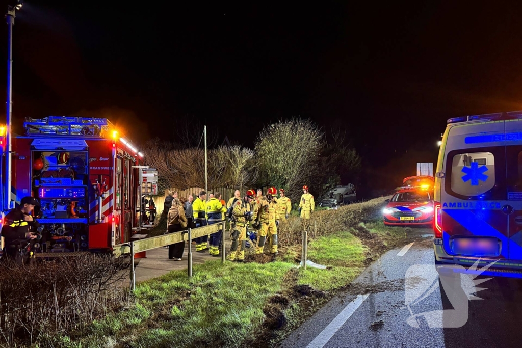Gewonde nadat auto op kop belandt door uitwijkmanoeuvre