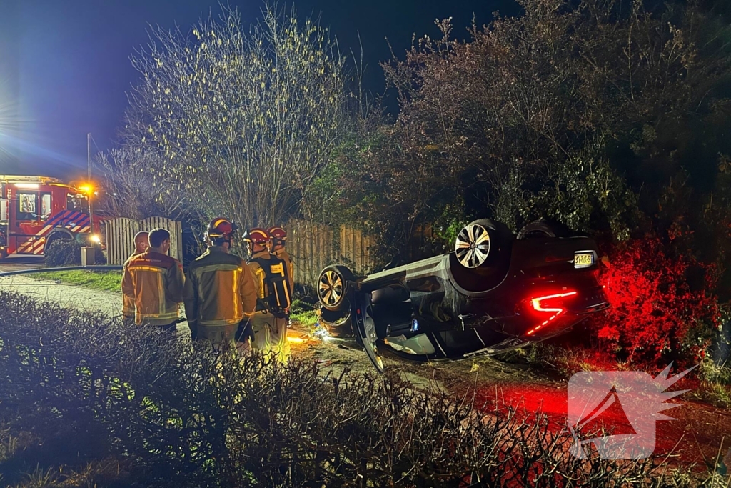 Gewonde nadat auto op kop belandt door uitwijkmanoeuvre
