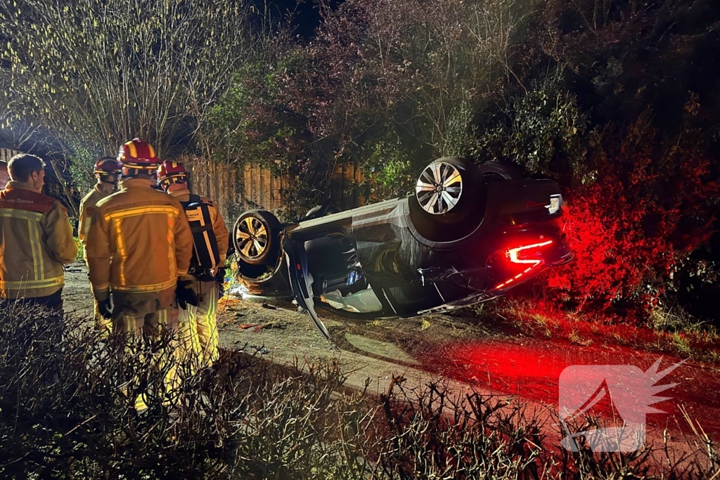 Gewonde nadat auto op kop belandt door uitwijkmanoeuvre