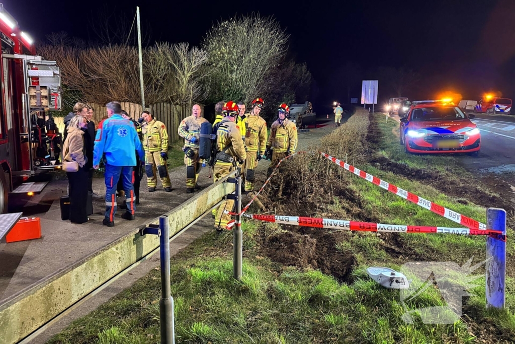 Gewonde nadat auto op kop belandt door uitwijkmanoeuvre