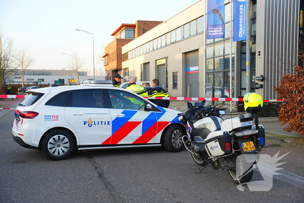 Bedrijfspand beschoten kogelgaten in ruit aangetroffen