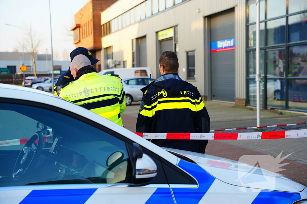 Bedrijfspand beschoten kogelgaten in ruit aangetroffen