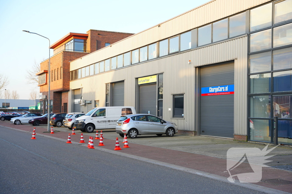 Bedrijfspand beschoten kogelgaten in ruit aangetroffen