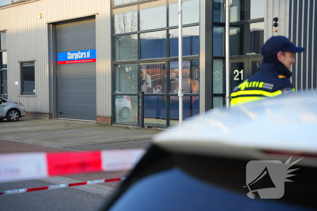 Bedrijfspand beschoten kogelgaten in ruit aangetroffen