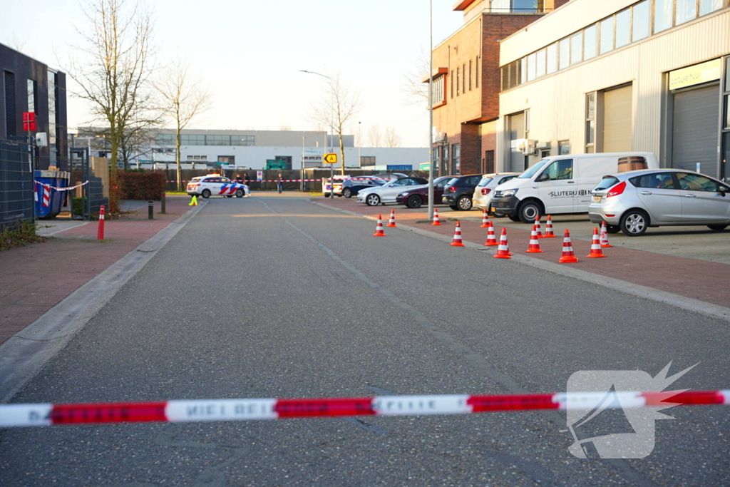 Bedrijfspand beschoten kogelgaten in ruit aangetroffen