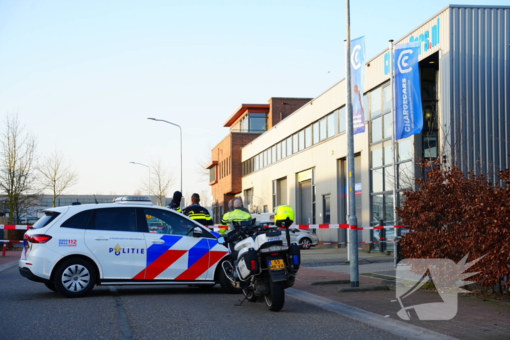 Bedrijfspand beschoten kogelgaten in ruit aangetroffen