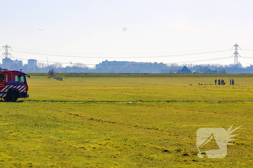 Drone neergestort in weiland, brandweer ingezet