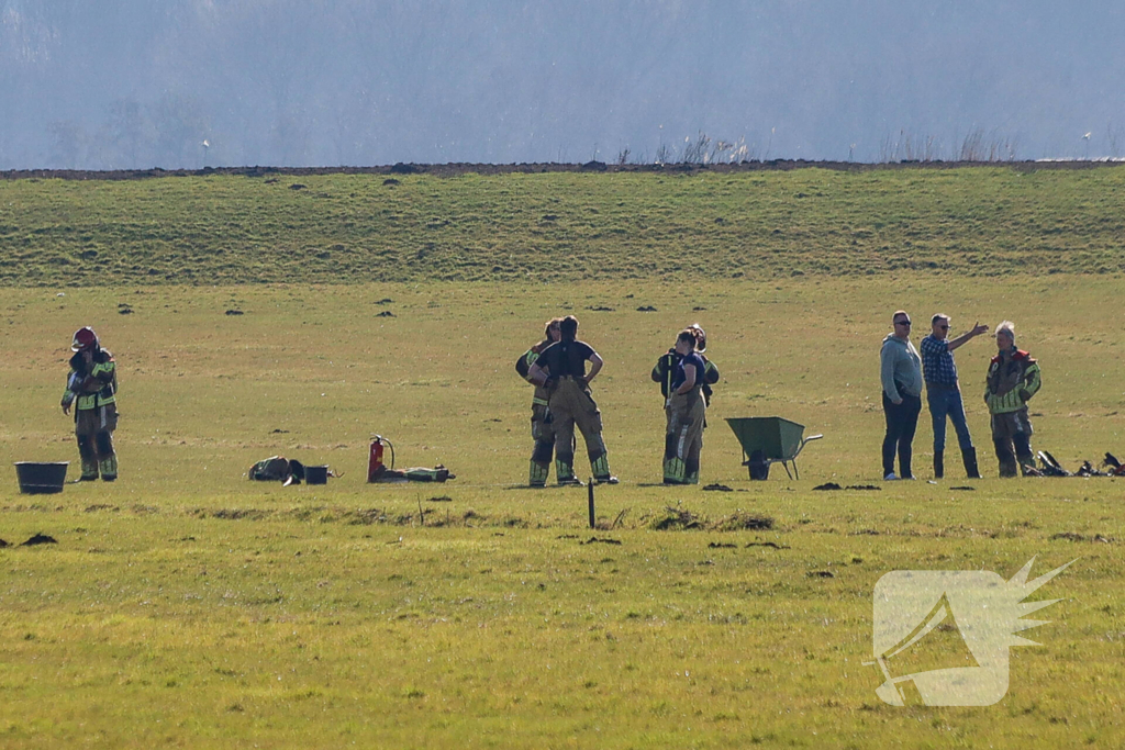 Drone neergestort in weiland, brandweer ingezet