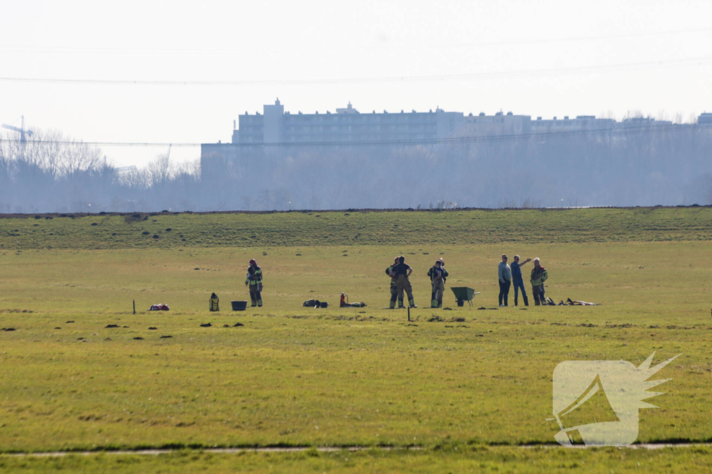 Drone neergestort in weiland, brandweer ingezet
