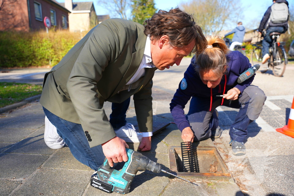 Wethouder plaatst paddentrap