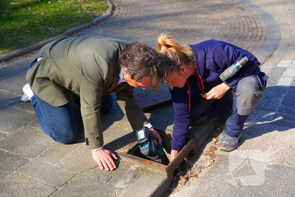 Wethouder plaatst paddentrap