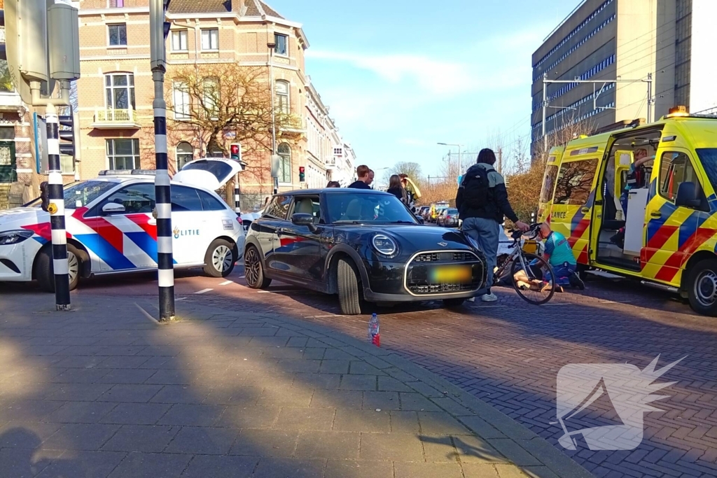 Automobilist ziet wielrenner over het hoofd