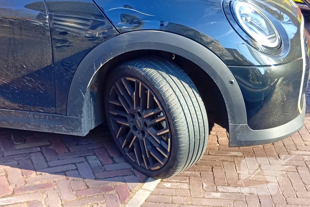 Automobilist ziet wielrenner over het hoofd