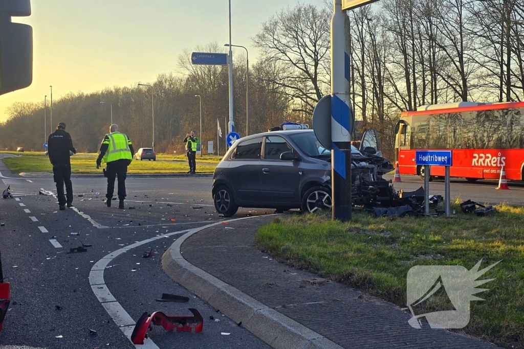 Forse schade bij aanrijding tussen personenauto en vrachtwagen