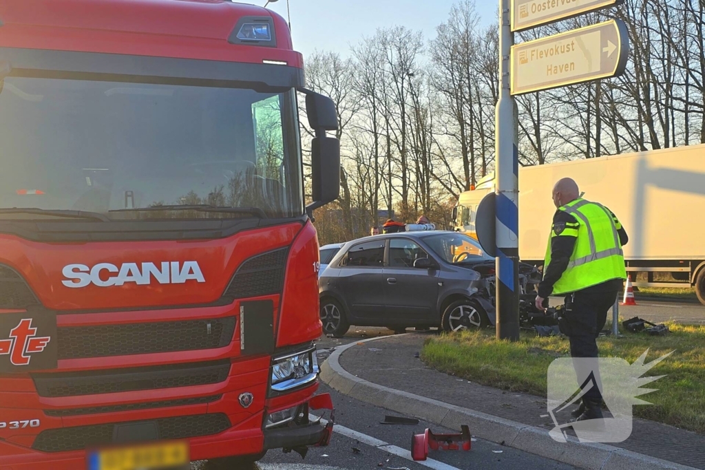 Forse schade bij aanrijding tussen personenauto en vrachtwagen