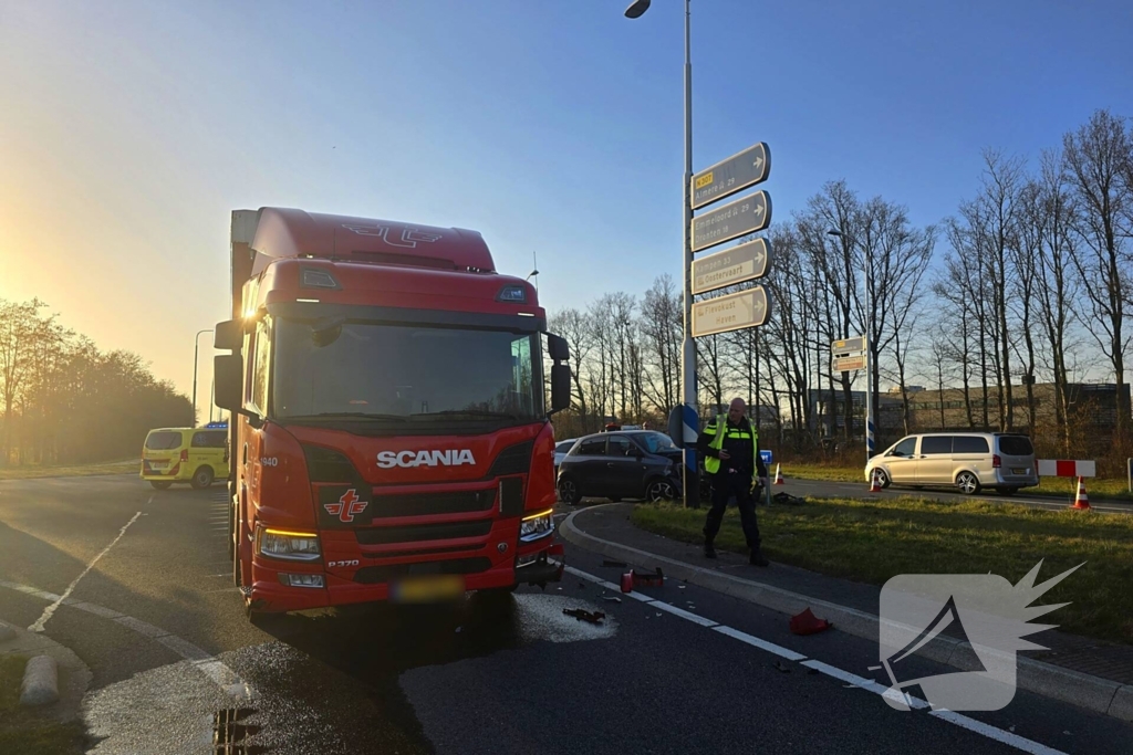 Forse schade bij aanrijding tussen personenauto en vrachtwagen