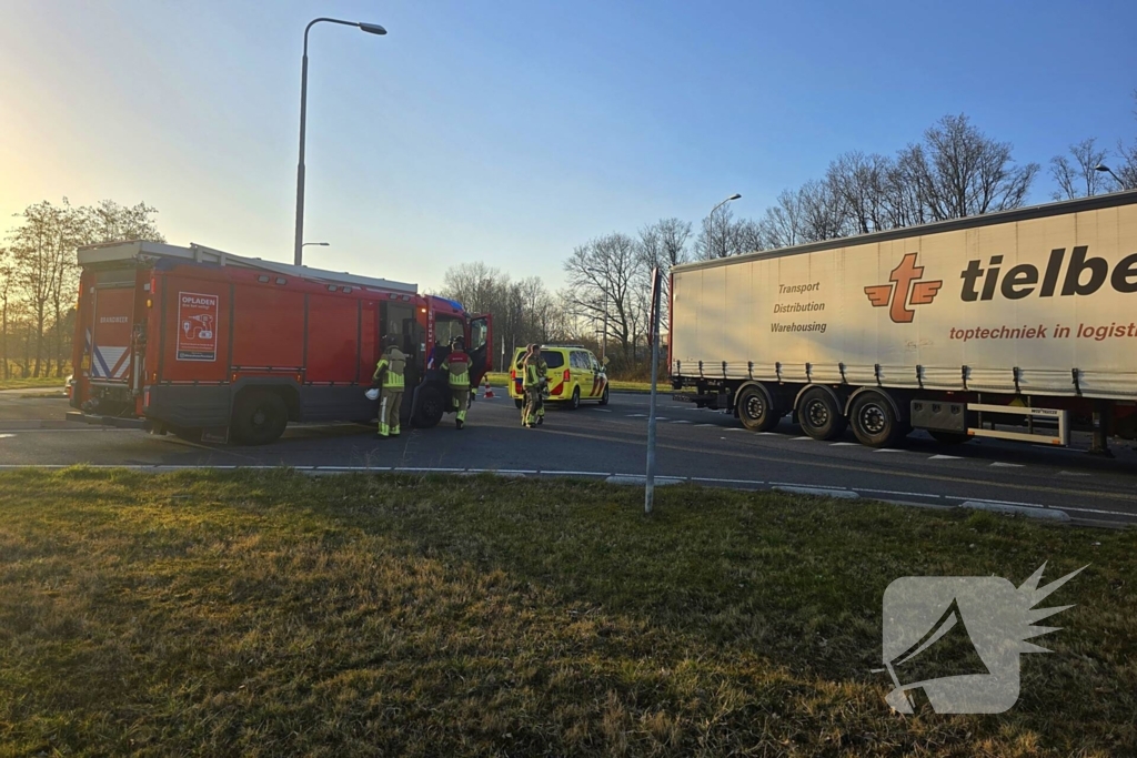 Forse schade bij aanrijding tussen personenauto en vrachtwagen
