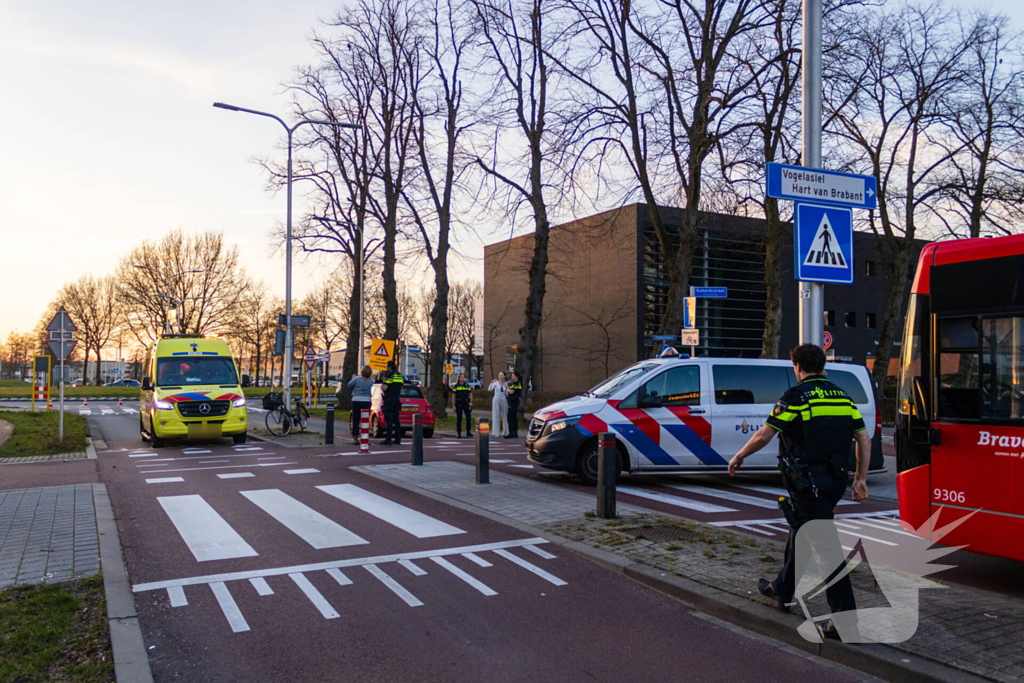 Fietser geschept door automobilist op oversteekplaats