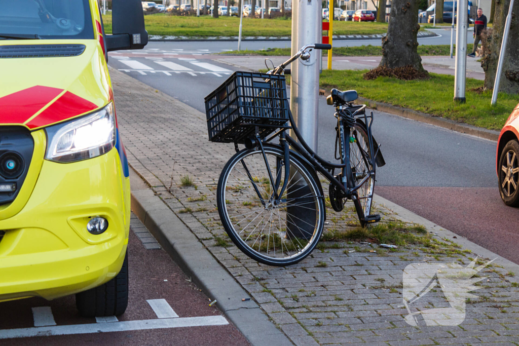 Fietser geschept door automobilist op oversteekplaats