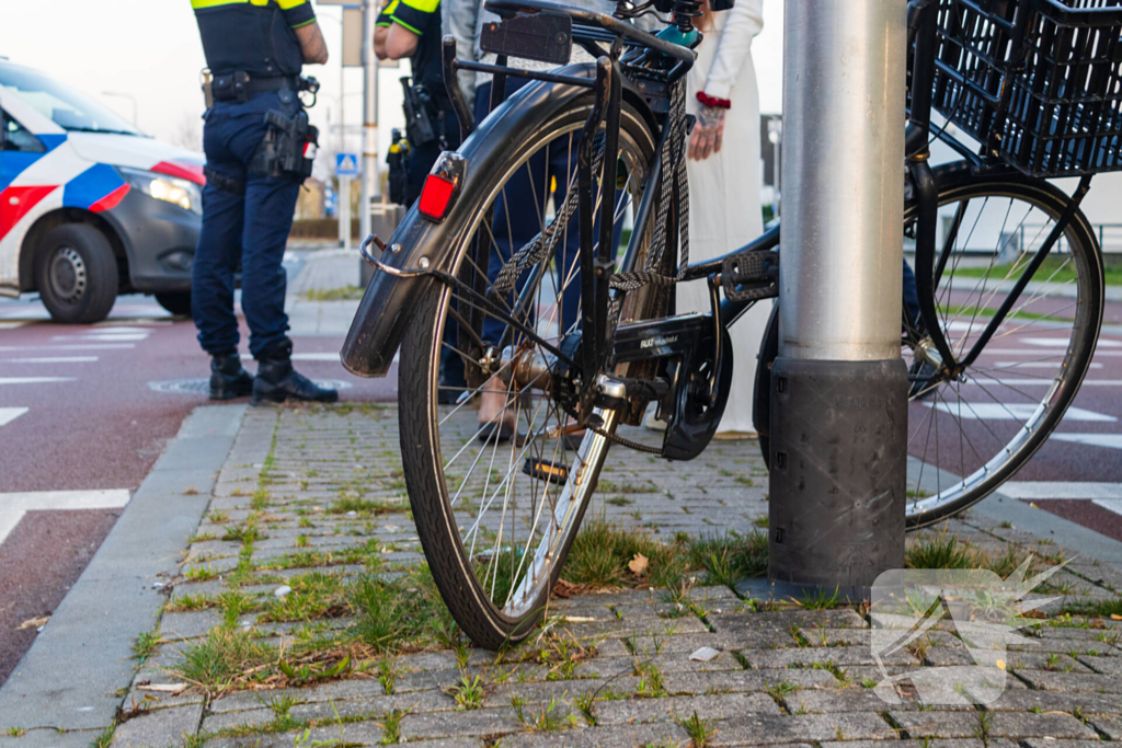 Fietser geschept door automobilist op oversteekplaats