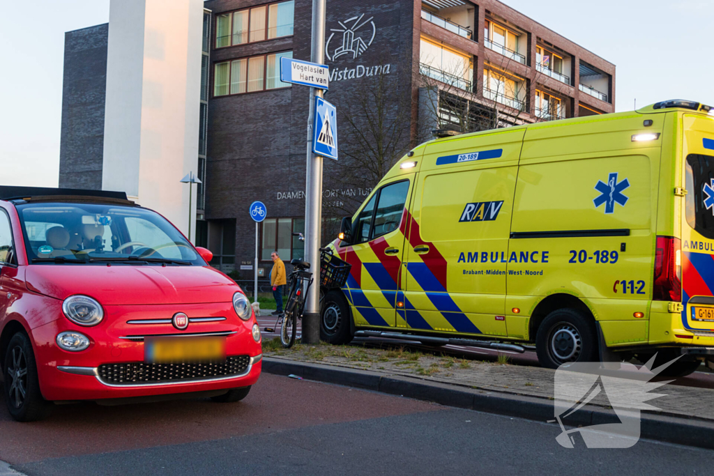 Fietser geschept door automobilist op oversteekplaats