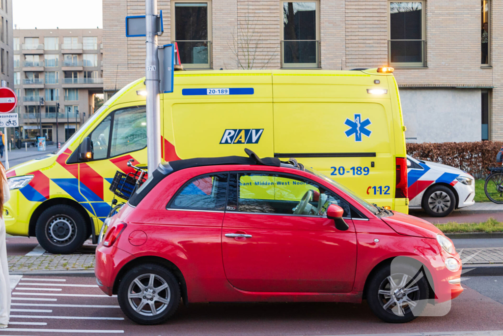 Fietser geschept door automobilist op oversteekplaats