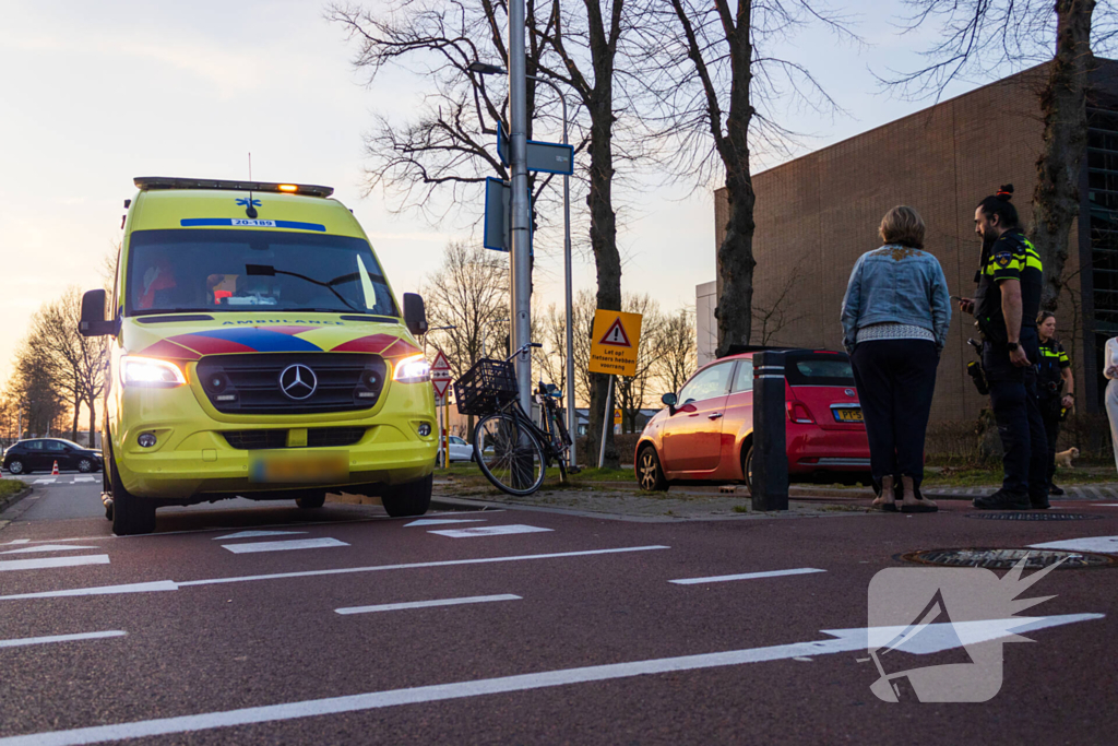Fietser geschept door automobilist op oversteekplaats