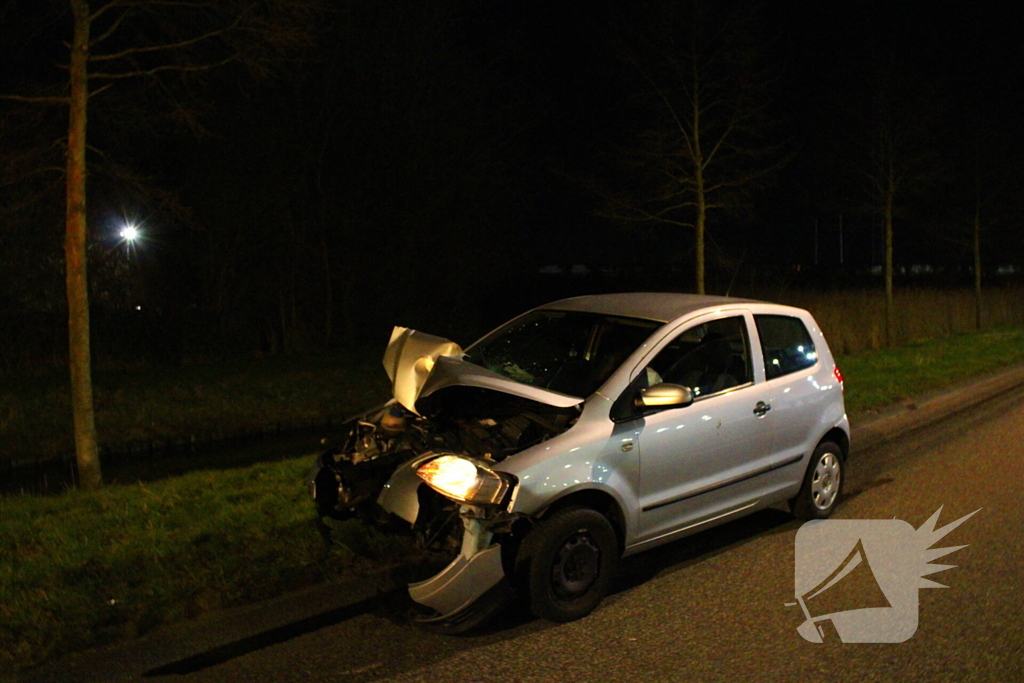 Automobilist vliegt uit de bocht en botst tegen lantaarnpaal