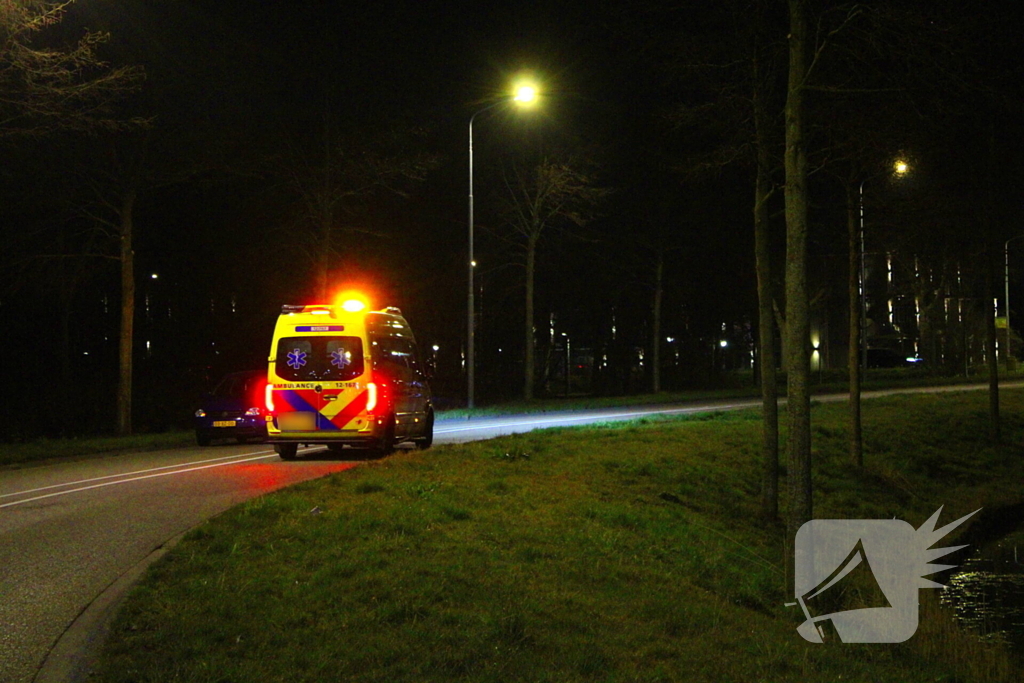 Automobilist vliegt uit de bocht en botst tegen lantaarnpaal