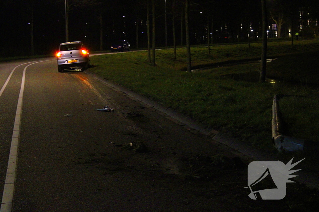 Automobilist vliegt uit de bocht en botst tegen lantaarnpaal
