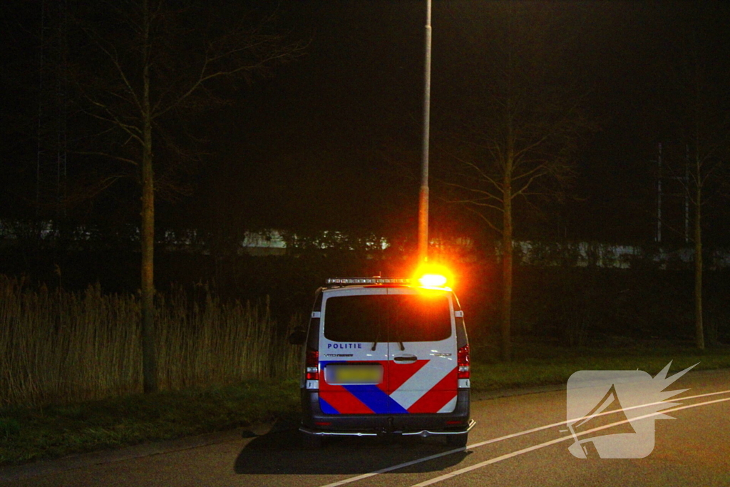 Automobilist vliegt uit de bocht en botst tegen lantaarnpaal