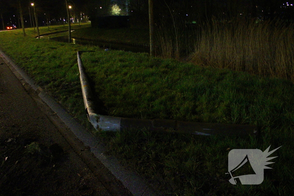 Automobilist vliegt uit de bocht en botst tegen lantaarnpaal