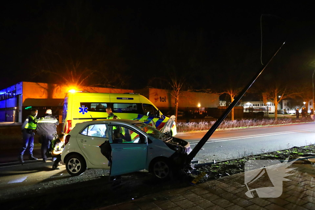 Automobilist botst op lantaarnpaal