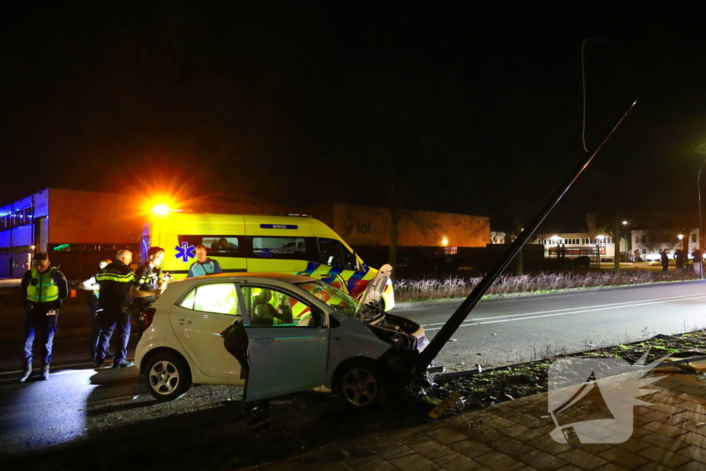 Automobilist botst op lantaarnpaal