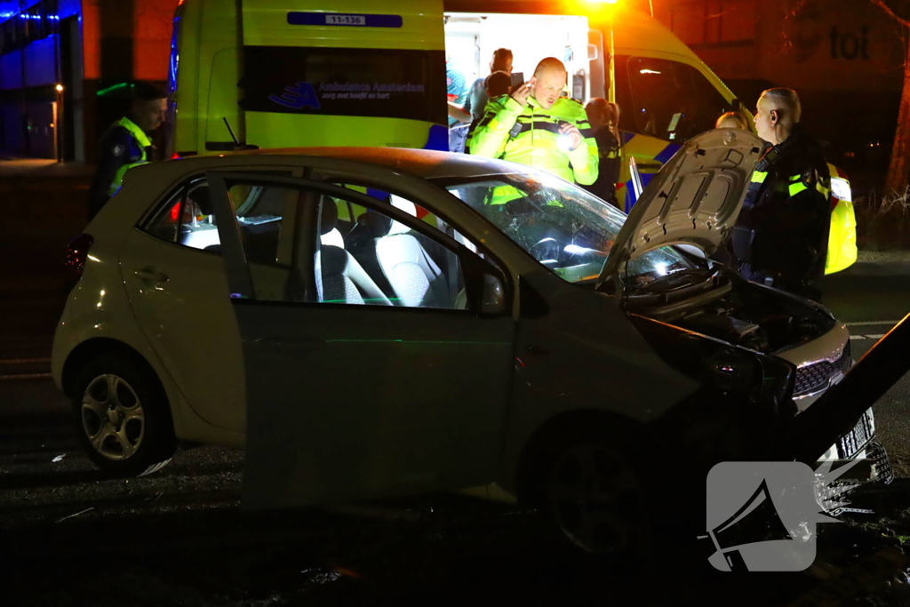 Automobilist botst op lantaarnpaal