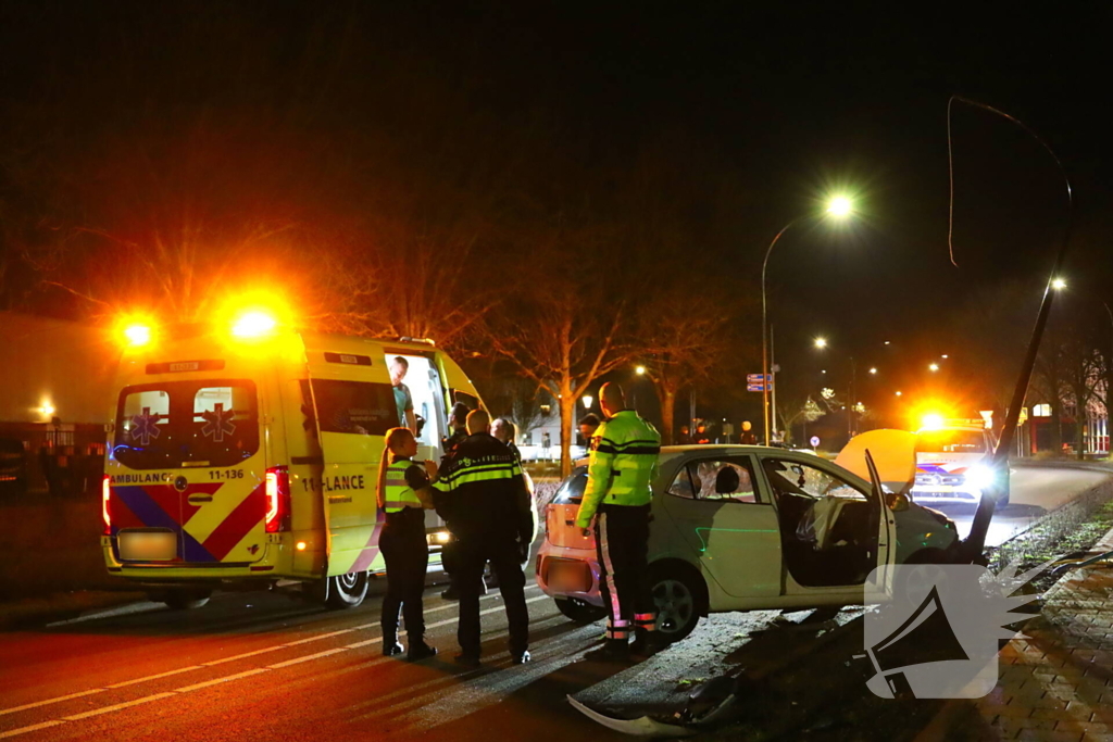 Automobilist botst op lantaarnpaal