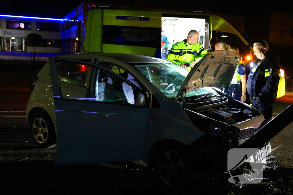 Automobilist botst op lantaarnpaal